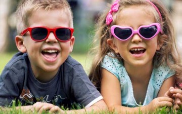 مهارات تتعلّمها طفلتك بسرعة أكبر من أخيها